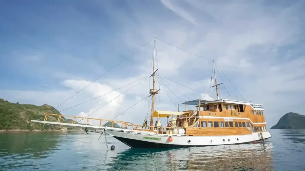 Dry Season vs Shoulder Season Komodo Yacht 2027: How to Choo