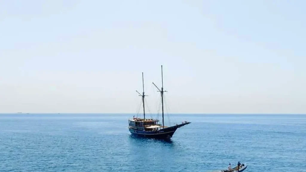 Eco-Friendly Yacht Charter Komodo: Sustainable Luxury on the Water