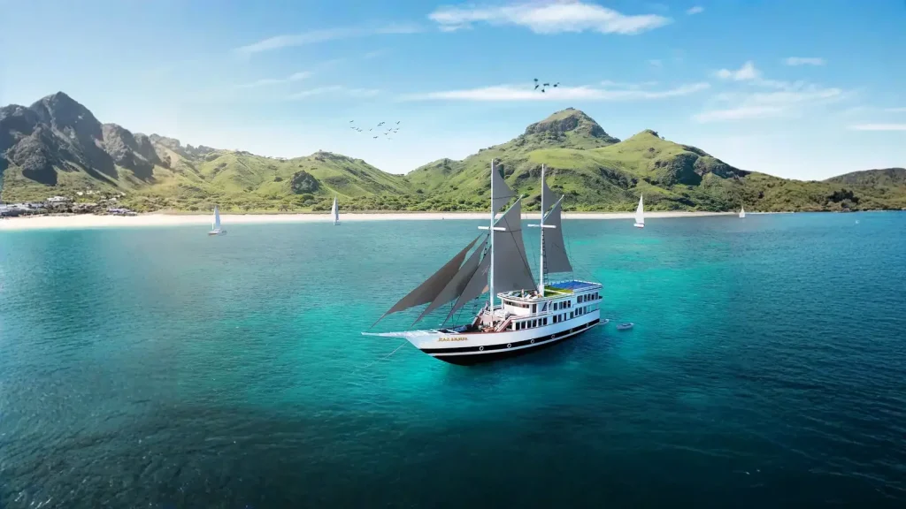 Komodo Phinisi vs Motor Yacht: Which is Better for Your Charter?