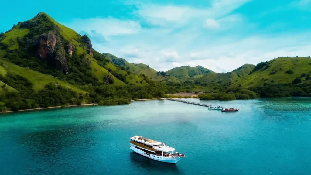 Komodo Yacht Charter from Dubai: Luxury Travel Guide for UAE Residents