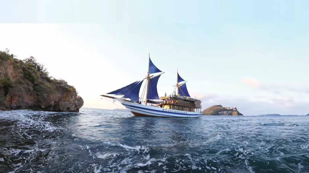 Review Kapal Phinisi Komodo — Panduan Memilih Kapal Terbaik
