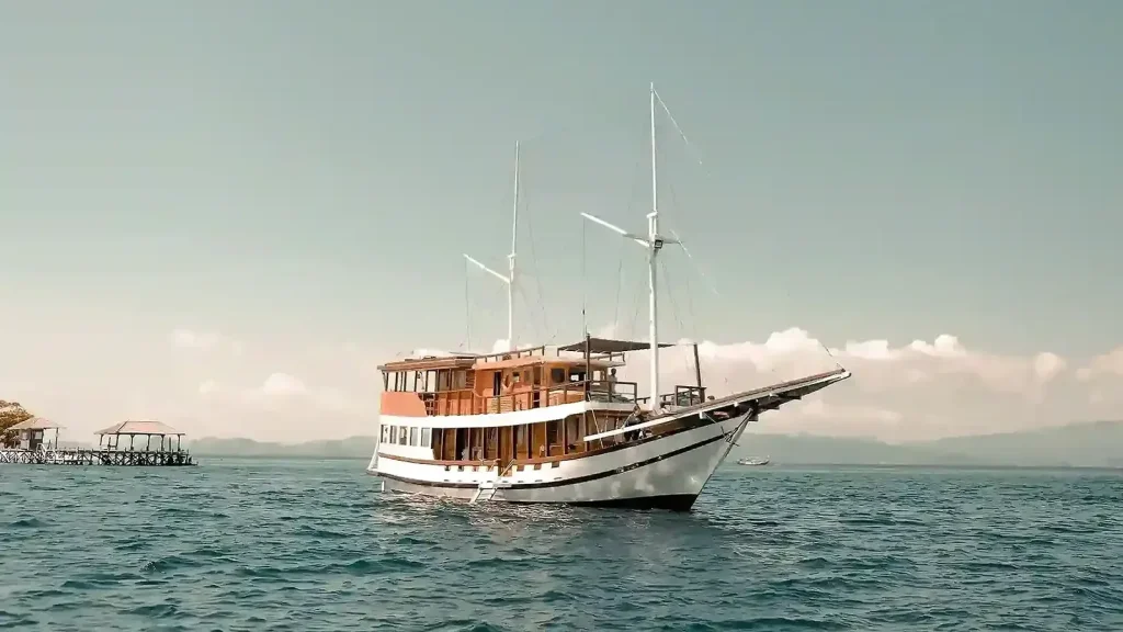 Sewa Kapal Phinisi Labuan Bajo — Charter Phinisi Premium