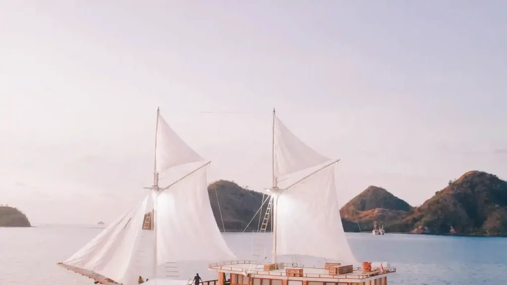 Traditional Phinisi Yacht Cruises with Modern Amenities | Ko