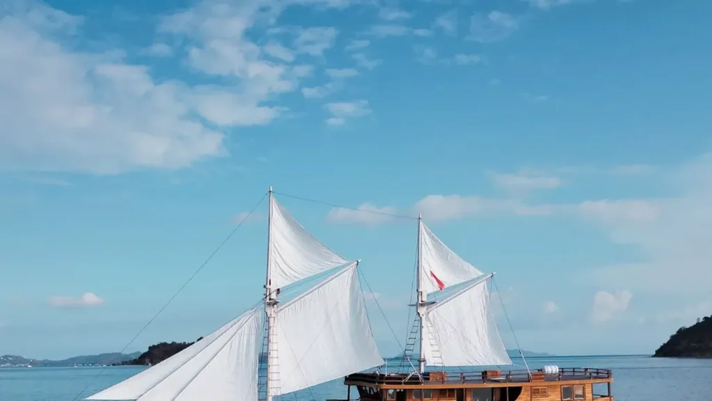 Cost breakdown for a 2 week phinisi charter in Komodo