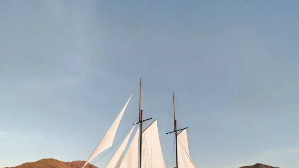 Choosing Your Perfect Komodo Yacht: Phinisi vs. Modern Yacht 2027
