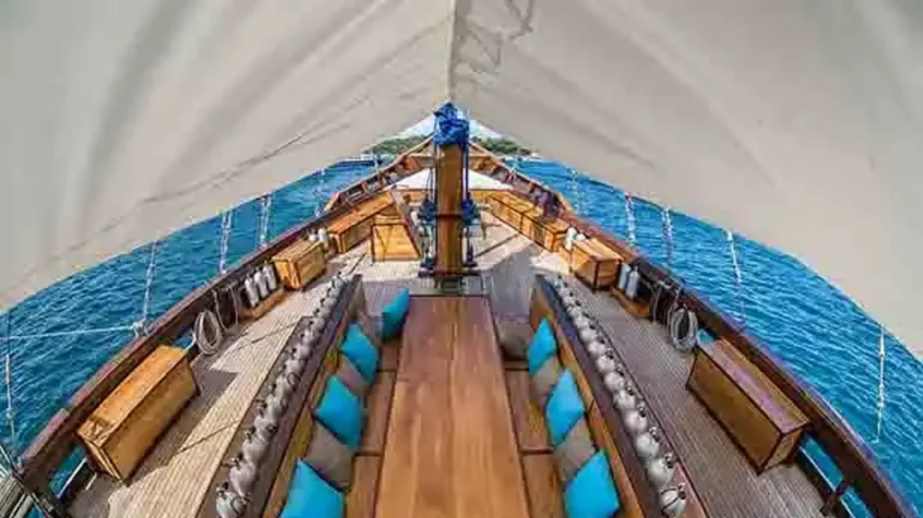 Crewed Yacht Charter Komodo: Full Crew, Private Chef & Dive Team