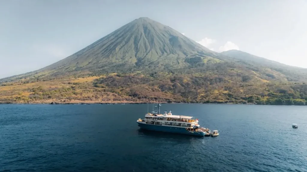 Explorer Yacht Charter Komodo: Expedition Superyachts for Remote Indonesia