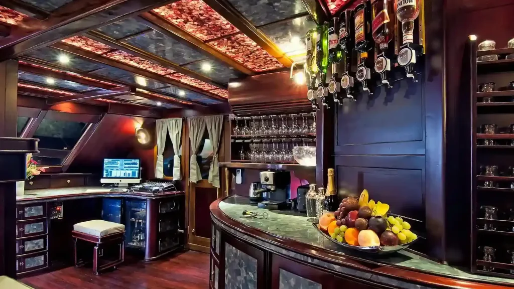 Komodo Yacht + Villa Packages: Resort-to-Sea Luxury Itineraries