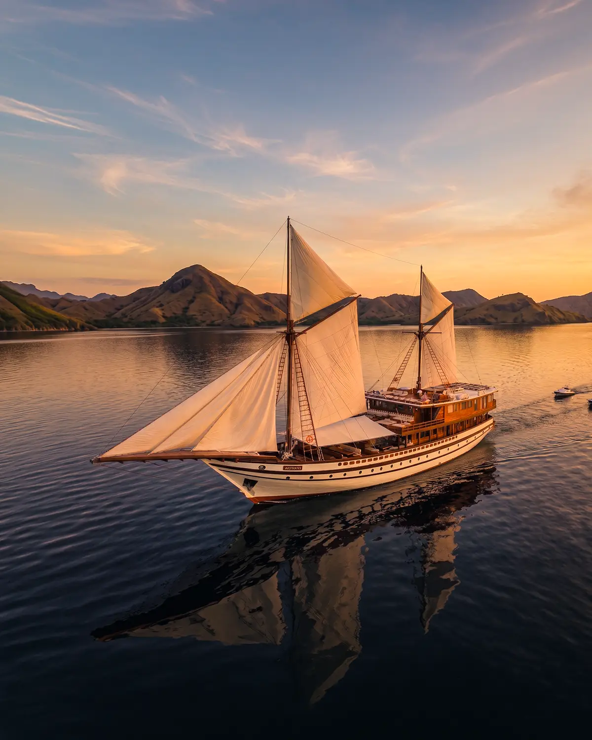 Bathtub di geladak kapal charter mewah menghadap pelabuhan Labuan Bajo